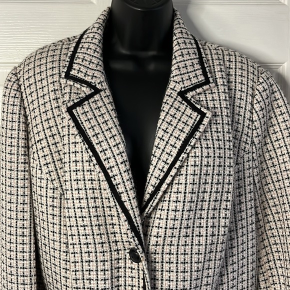 Lane Bryant white, pink & black tweed jacket/blazer, size 18. - Picture 4 of 9